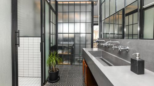 een badkamer met een wastafel en een potplant bij Monastiraki #WallsFree CityCenter- Unspoiled Athens Apartments in Athene