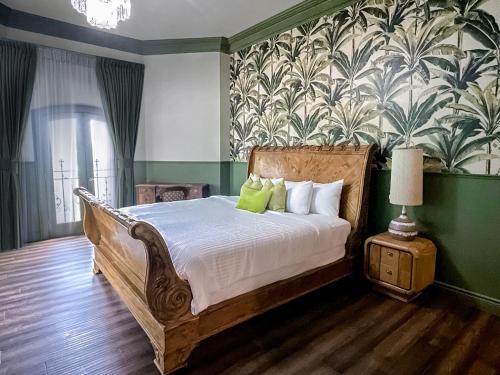ein Schlafzimmer mit einem großen Bett mit grünen Wänden in der Unterkunft Niagara Grandview Boutique Hotel in Niagara Falls