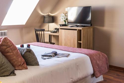  Hotel Grand Pas by Pierre & Vacances -  Room  picture :   Bath    Safety deposit box    TV                           