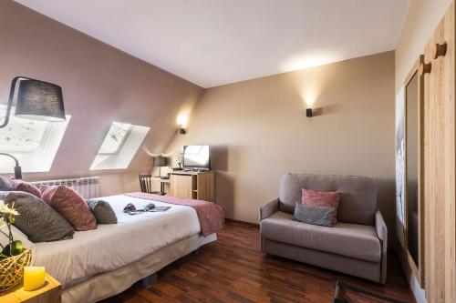  Hotel Grand Pas by Pierre & Vacances -  Room  picture :   Bath    Safety deposit box    TV                           