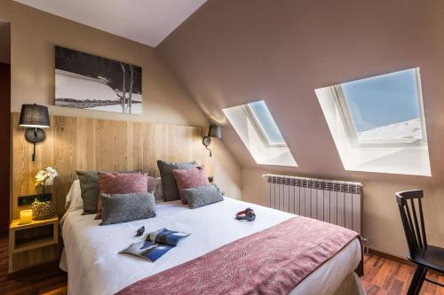  Hotel Grand Pas by Pierre & Vacances -  Room  picture :    Bath    Safety deposit box    TV                            