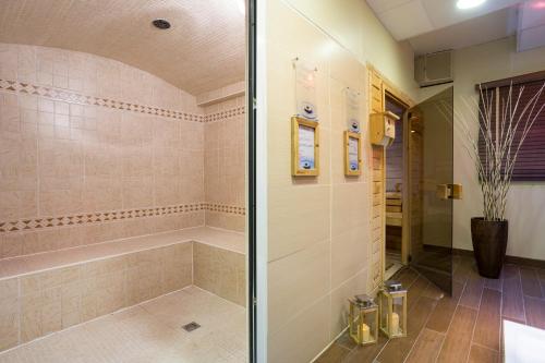 La salle de bains est pourvue d'une douche et d'une baignoire. dans l'établissement VVF La Plagne Montalbert Paradiski, à Aime La Plagne