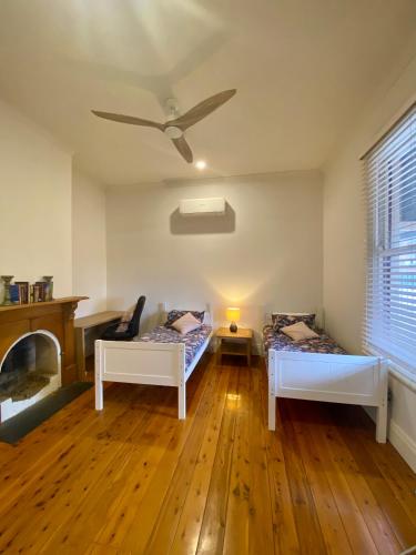 Una cama o camas en una habitación de Somerby House! premium CBD escape, pets welcome