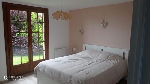 a bedroom with a white bed and a window at LA BELLA 12-Appartement rez de chaussée 90m² in Bordeaux-Saint-Clair