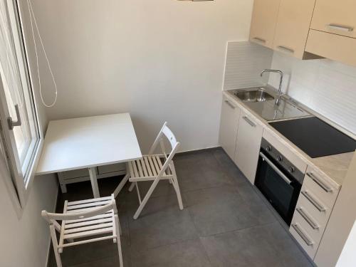 a small kitchen with a table and chairs and a sink at Acquamarina Casa Vacanze in Marina San Vito