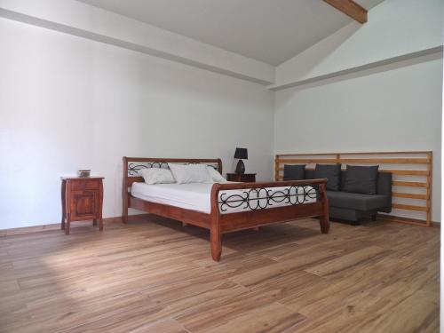 sypialnia z łóżkiem, kanapą i krzesłem w obiekcie Kaps Home - Tarrafal w mieście Tarrafal