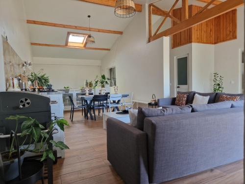 ein Wohnzimmer mit einem Sofa, einer Küche und einem Tisch in der Unterkunft Kaps Home - Tarrafal in Tarrafal