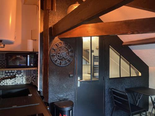 une pièce avec une porte et une horloge sur le mur dans l'établissement LE VICTORIA, à Besançon