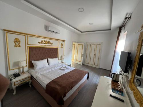 Un pat sau paturi într-o cameră la NAGAS Hotel & Restaurant at Historical Part of Nicosia