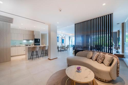 Dapur atau dapur kecil di Beachfront Residences - Stunning Sea and Lake View