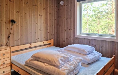 Llit o llits en una habitació de Stunning Home In Evje With Kitchen