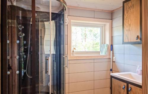 baño con ducha, lavabo y ventana en Stunning Home In Evje With Kitchen, en Evje