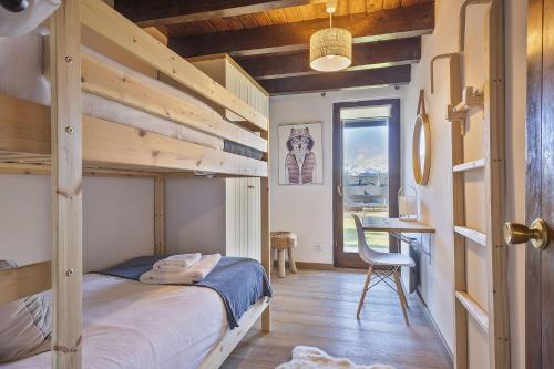 1 dormitorio con litera y escritorio en Luderna - Casa Catania, en Naut Aran (Alto Arán)