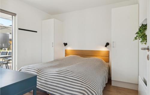 um quarto com uma cama e uma cabeceira em madeira em Kysthusene em Engvang