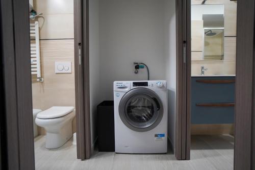 een badkamer met een wasmachine en een toilet bij Bnbook-Borromeo 4 Fiera Milano Rho in Rho