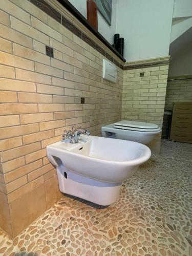 a bathroom with a sink and a toilet at Le Macine in Magnano
