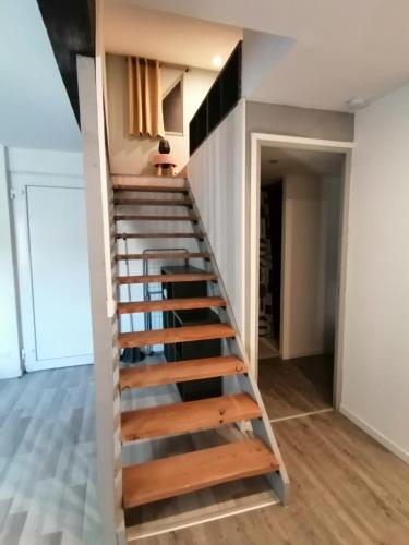a staircase leading up to a loft apartment at Le Grain de Sable, studio avec mezzanine in Tonneins