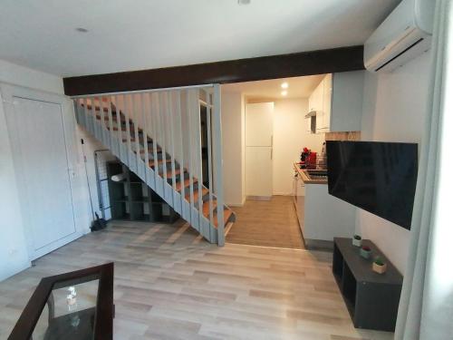 a hallway with a staircase in a house at Le Grain de Sable, studio avec mezzanine in Tonneins