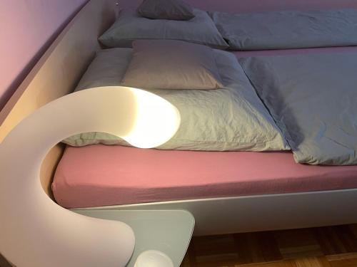 - un lit avec une lumière au-dessus dans l'établissement Ferienwohnung Stadtmitte Würzburg, à Wurtzbourg