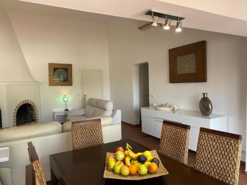 uma sala de estar com uma mesa com fruta em Alfamar V3 Falésia Beach em Albufeira