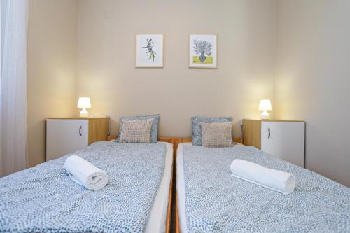 duas camas num quarto com toalhas em Golden Apartman Balatonlelle em Balatonlelle