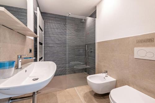 La salle de bains est pourvue d'un lavabo, de toilettes et d'une douche. dans l'établissement Al Segnavento Fasanella, à Toscolano Maderno