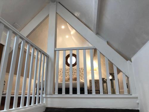 a staircase with white railings in a house at Maison des mariés in Beaulieu-sur-Loire