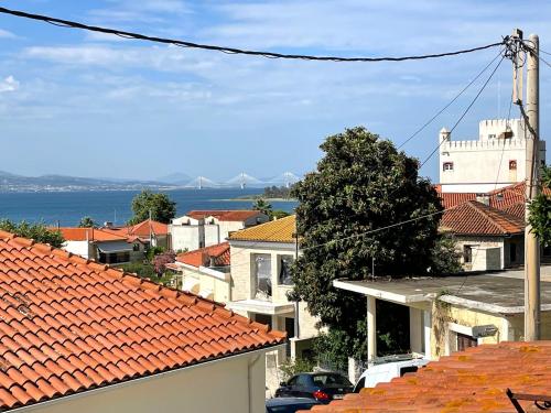 vista su una città con tetti rossi di Nafpaktos Castle Studio a Nafpaktos