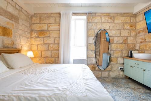 Una cama o camas en una habitación de Via Maria Boutique Suites