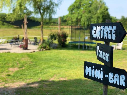 a sign in a park that says entrance and ninja bar at Gîte "Le Loft" in Chamblet