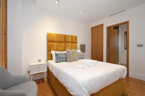 Tempat tidur dalam kamar di Imperial Piccadilly Apartments