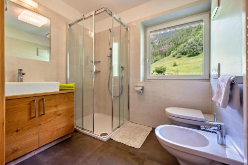een badkamer met een douche, een toilet en een wastafel bij Talblick Apartement 4 in Laion