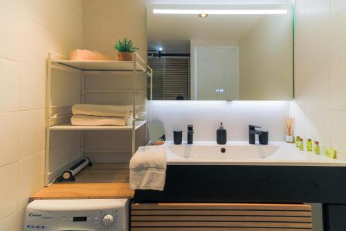 La salle de bains est pourvue d'un lavabo et d'un miroir. dans l'établissement SELECT'soHOME - Splendide Mazet avec vue mer à La Fossette - SOLE&MARE, au Lavandou