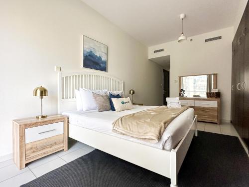 Postel nebo postele na pokoji v ubytování HiGuests - Luxe Apartment With Incredible Marina Views