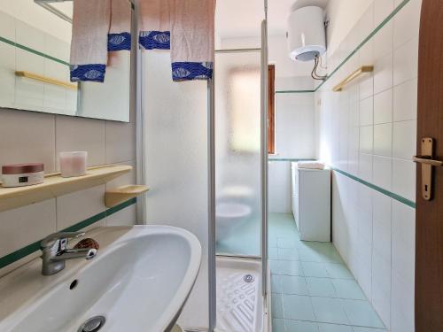 ein Bad mit einem Waschbecken und einer Dusche in der Unterkunft Trilocale Residence Rio Elba in Rio nellʼElba