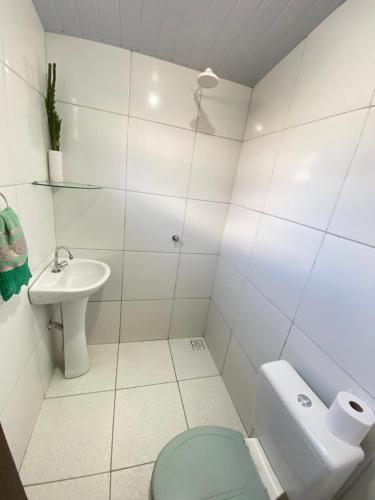巴雷里尼亞斯的住宿－Lazer Hostel，白色的浴室设有卫生间和水槽。