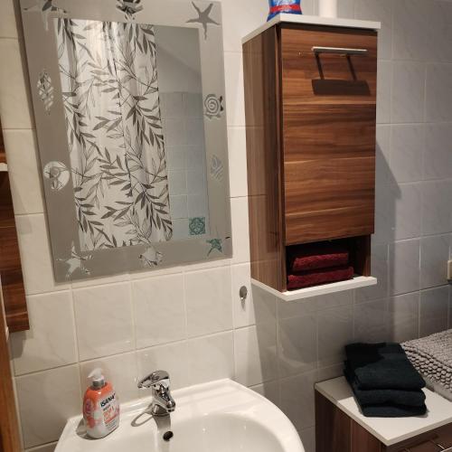 bagno con lavandino e specchio di Merseburger Straße 402 a Ammendorf