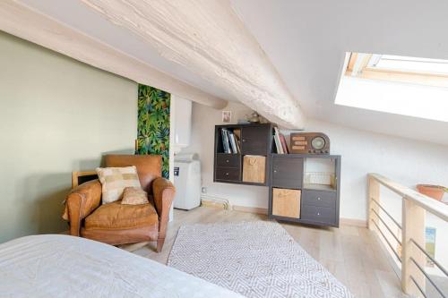 - une chambre avec un lit, une chaise et une armoire dans l'établissement Apt Cosy Central Eglise Saint-Anne, à Montpellier