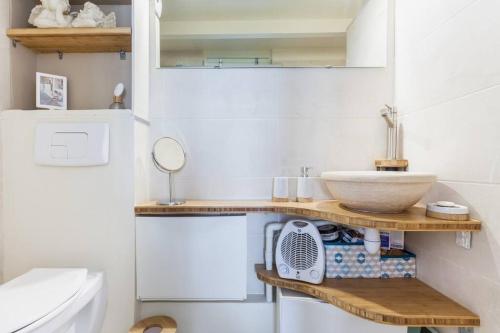 une petite salle de bain avec un lavabo et un miroir dans l'établissement Apt Cosy Central Eglise Saint-Anne, à Montpellier