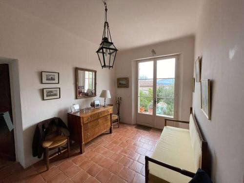 - un salon avec un bureau et une fenêtre dans l'établissement Bastide récente, jardin et piscine Aix-en-Provence, à Aix-en-Provence