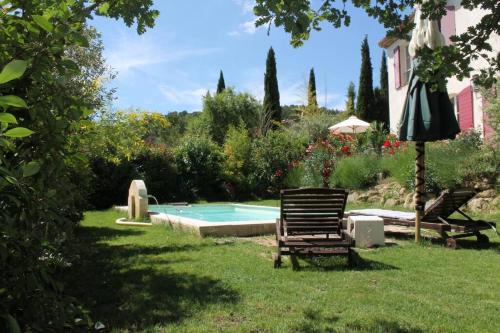 une cour avec une chaise et une piscine dans l'établissement Bastide récente, jardin et piscine Aix-en-Provence, à Aix-en-Provence