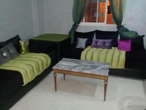 salon z 2 kanapami i stolikiem kawowym w obiekcie appartement cosy à Marrakech w Marakeszu