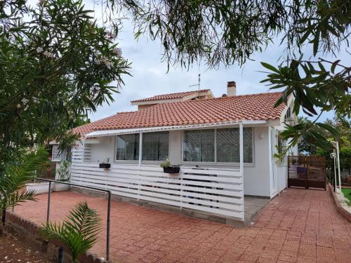 a white house with a red roof at La Caletta di Afrodite in Calabernardo