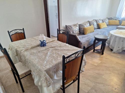 een woonkamer met een tafel en een bank bij apartment 2 bedrooms in hassan in Rabat