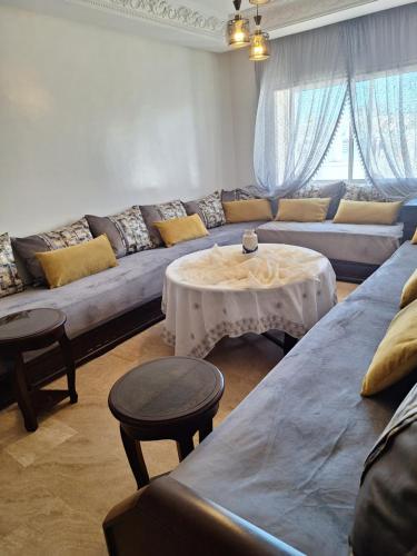 een woonkamer met een bank en een tafel bij apartment 2 bedrooms in hassan in Rabat
