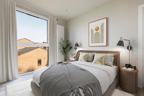 ein Schlafzimmer mit einem Bett und einem großen Fenster in der Unterkunft Incredible Private Rooms in a Fully Serviced House next to City Centre with Free Parking in Coventry