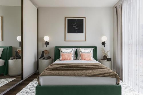 - une chambre avec un lit vert et 2 oreillers dans l'établissement Incredible Private Rooms in a Fully Serviced House next to City Centre with Free Parking, à Coventry