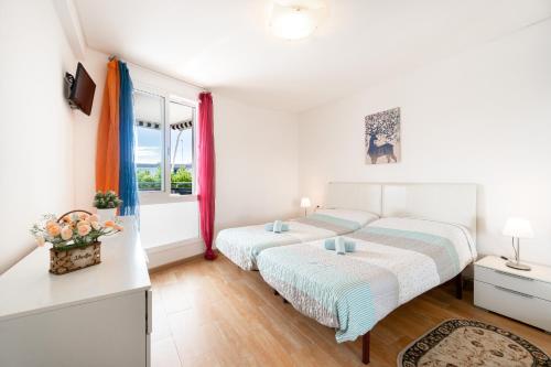 1 dormitorio con 2 camas y ventana en Salou Vista al Mar con Parking - 4 Ambientes, en Salou