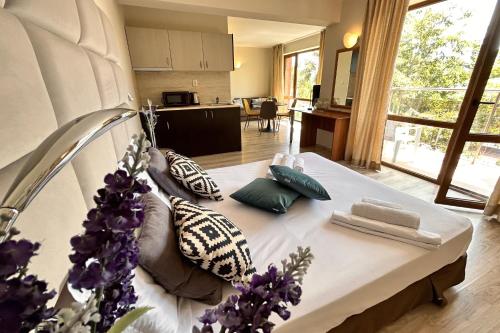 Cette chambre comprend un lit avec des oreillers. dans l'établissement Apart Hotel Primavera 2, à Primorsko