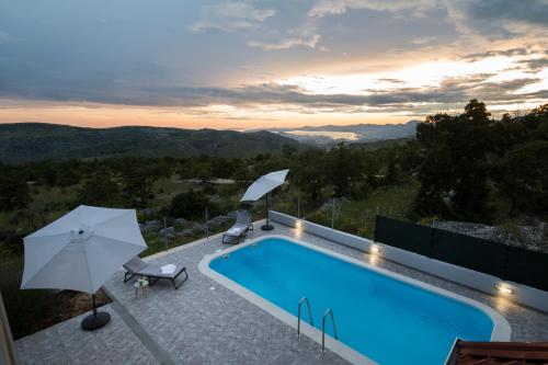 Mountain House Kajko with pool & free parking on site